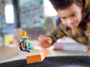 LEGO City 60310 Motocykl kaskaderski z kurczakiem