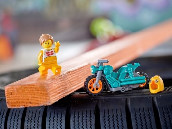 LEGO City 60310 Motocykl kaskaderski z kurczakiem