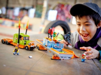 LEGO City 60294 Ciężarówka kaskaderska