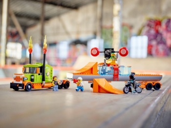 LEGO City 60294 Ciężarówka kaskaderska