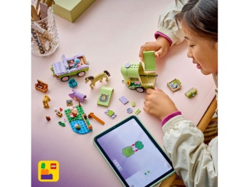 LEGO 42695 Friends Przyczepa z koniem i źrebaczkiem