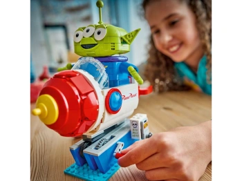 LEGO 43307 DISNEY Kosmita z bujaną rakietą Pizza Planet